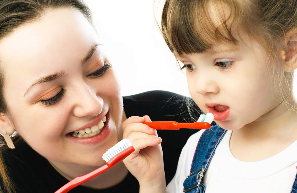 Young,Beautiful,Mother,Teaching,Her,Daughter,Brushing,Teeth